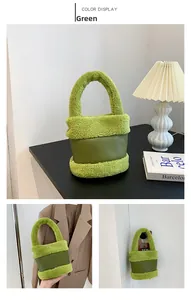 Détail du sac à main vert en peluche avec patchwork en cuir et anse ronde poilue
