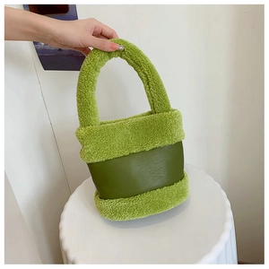 Détail de la peluche verte et du cuir texturé sur le mini sac seau d'automne