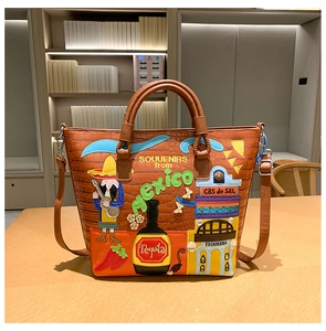 Detailansicht der braunen Kroko-Tasche mit aufwendiger mexikanischer Stickerei
