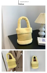 Détail du sac seau jaune en peluche et similicuir avec poignée supérieure et texture douce