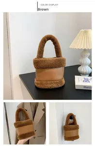 Détails d'un sac seau marron en peluche avec texture laine d'agneau et cuir mélangé