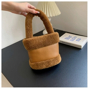 Détail du sac seau en similicuir marron et texture pelucheuse pour l'automne