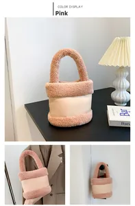 Détails d'un sac seau rose en peluche avec cuir lisse crème et finitions duveteuses
