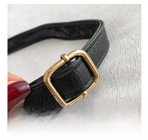 Details des verstellbaren schwarzen Leder-Schultergurts mit goldener Schnalle und Narbenleder