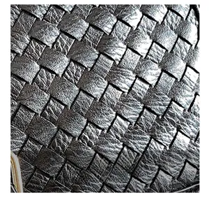 Détail macro de la texture tressée argentée de haute qualité et structure artisanale