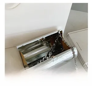 Vue intérieure du sac cylindrique miroir argenté avec doublure et bandoulière chaîne