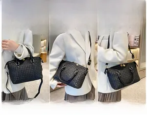Détails d'un sac tissé noir montrant les modes porté main, épaule et bandoulière de qualité