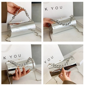Détail de sac cylindrique argenté miroir avec finition métallique et grosse chaîne chic