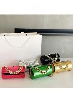 Vue détaillée de pochettes cylindriques métalliques colorées avec chaînes épaisses