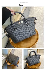 Détail du sac cabas gris tressé avec ferrures dorées et bandoulière amovible