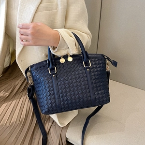 Sac cabas tissé de style français bleu marine avec finitions dorées et bandoulière