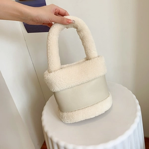 Sac seau chic en peluche beige avec empiècements cuir et poignée douce en fourrure