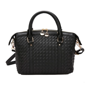 Sac à main en cuir tressé noir de style français avec détails dorés et bandoulière