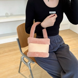 Sac à main en laine d'agneau rose et tissu beige avec poignées douces pour l'automne-hiver