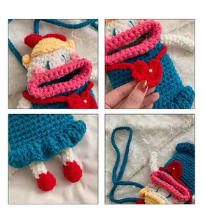 Détails de la sacoche de poupée crochetée à la main avec textures de fils colorés