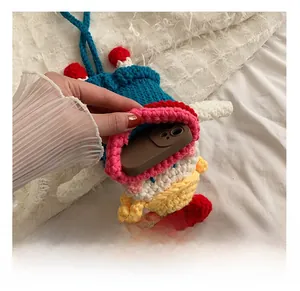 Détail de la capacité interne du sac de téléphone au crochet fait main avec smartphone