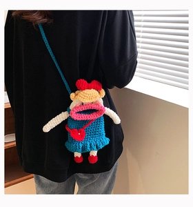Détail d'un sac bandoulière au crochet fait main avec fil tricoté coloré et nœud mignon