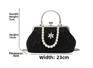 Vue détaillée d'un sac de soirée noir en strass avec dimensions 23x15x8cm et perles