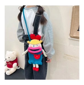 Détail du sac à bandoulière au crochet montrant la texture et le personnage de poupée