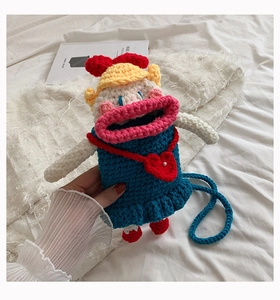 Détail du sac au crochet fait main avec de grosses lèvres et bandoulière bleue