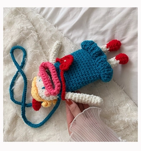 Détail d'un sac à bandoulière fait main au crochet avec des textures tricotées colorées