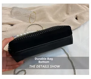 Gros plan du fond en cuir noir résistant à l'usure d'un sac de soirée de luxe à strass