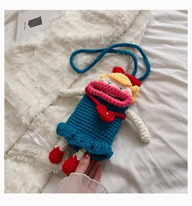 Détail du sac à bandoulière en crochet fait main avec design de bouche unique