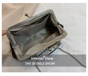 Vue détaillée de l'intérieur du sac en perles vintage avec doublure à chevrons et fermoir
