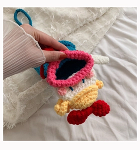 Gros plan du sac Donald Duck au crochet fait main montrant la texture du tricot bleu