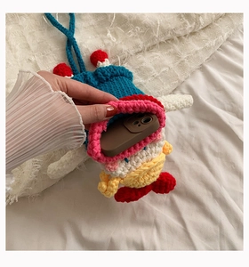 Vue détaillée de l'intérieur du sac de téléphone au crochet montrant un smartphone