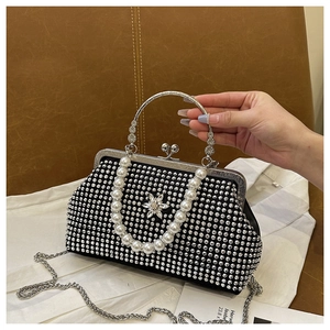 Détail du sac de soirée noir en strass avec poignée en perles et fermoir rétro en métal
