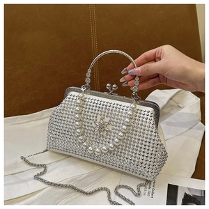 Détail du sac de soirée vintage avec poignée en métal fleuri, perles et fermoir flocon