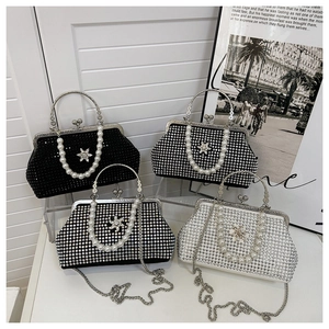 Vue détaillée de quatre pochettes de soirée en strass avec anses en perles et chaînes