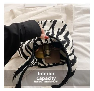 Dettaglio della capacità interna della borsa in maglia con cellulare e trucchi