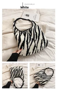 Dettaglio della trama a maglia zebrata e delle cuciture di questa borsa a spalla