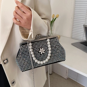 Détail de la pochette de soirée noire en strass avec cristal flocon et anse perle
