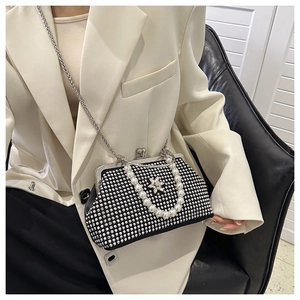 Pochette de soirée noire avec strass brillants, anse en perles et bandoulière chaîne