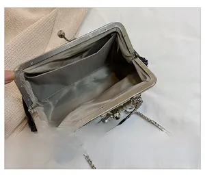 Vue intérieure de la pochette de soirée noire perlée avec doublure à chevrons et perles
