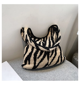 Dettaglio ravvicinato della trama in maglia spessa di una borsa shopper zebrata