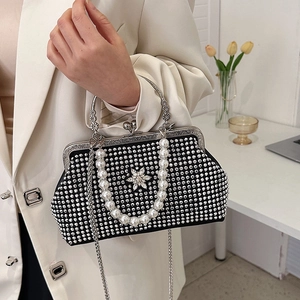Pochette de soirée noire avec fleur en cristal et poignée en perles pour événements
