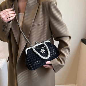 Sac de soirée noir élégant avec strass, poignée en perles et chaîne argentée