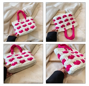 Dettaglio borsa tote all'uncinetto rosa e bianca con texture a onde e manici intrecciati