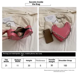 Tableau des tailles détaillé pour sac à chaîne rose en forme de cœur avec mesures