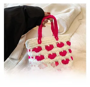 Dettaglio mini borsa tote all'uncinetto con motivi labbra rosa 3D e manici spessi