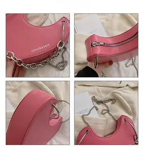 Vues détaillées du sac rose en forme de cœur avec chaîne argentée et poignée en métal