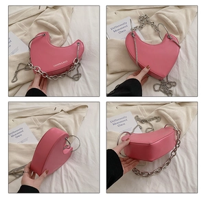 Détails du sac rose en forme de cœur avec chaîne argentée et poignée en métal sous quatre angles