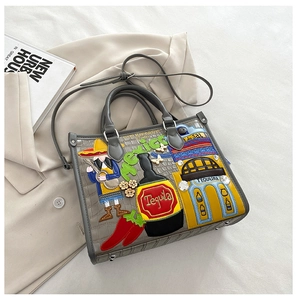 Détail du sac gris motif crocodile avec broderies mexicaines et écussons colorés