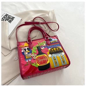 Détail du sac mexicain avec broderie colorée et texture crocodile rouge élégante