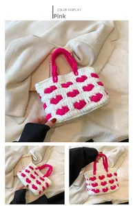Dettaglio della borsa tote crochet con cuore rosa con trama a maglia fatta a mano