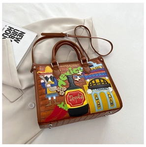 Détail de broderies mexicaines et écussons sur un sac à main en similicuir marron
